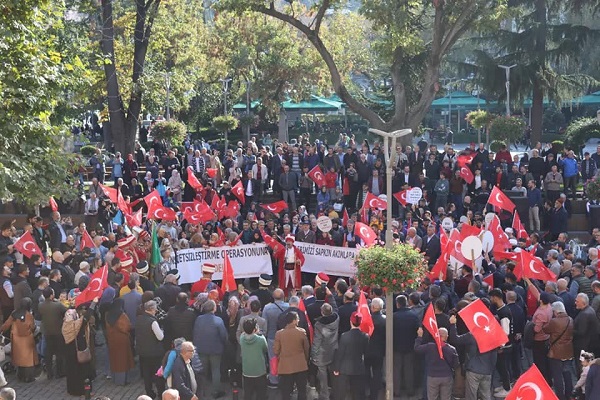 lgbti-karsiti-yuruyusun-basini-mehter-takimi-cekti-1