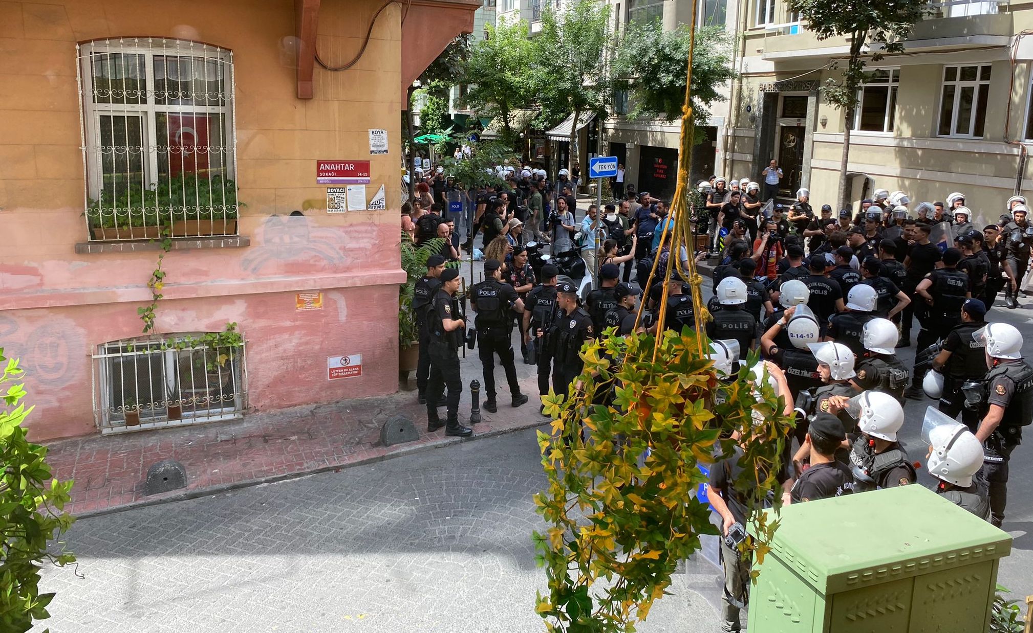 lgbti-larin-direnisi-polis-saldirisini-asti-onur-yuruyusu-cihangir-i-turladi-2 lgbti-larin-direnisi-polis-saldirisini-asti-onur-yuruyusu-cihangir-i-turladi-2