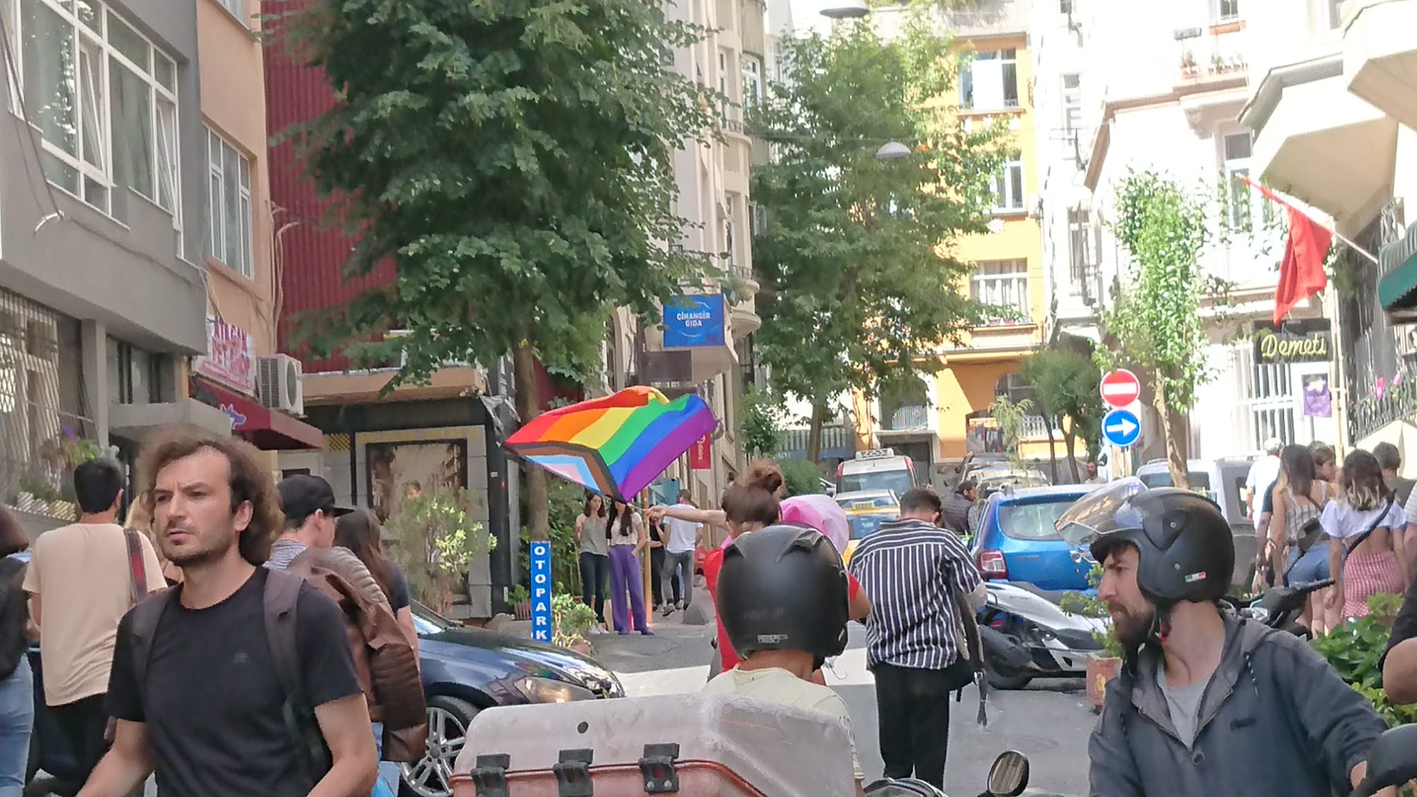 lgbti-larin-direnisi-polis-saldirisini-asti-onur-yuruyusu-cihangir-i-turladi-3 lgbti-larin-direnisi-polis-saldirisini-asti-onur-yuruyusu-cihangir-i-turladi-3