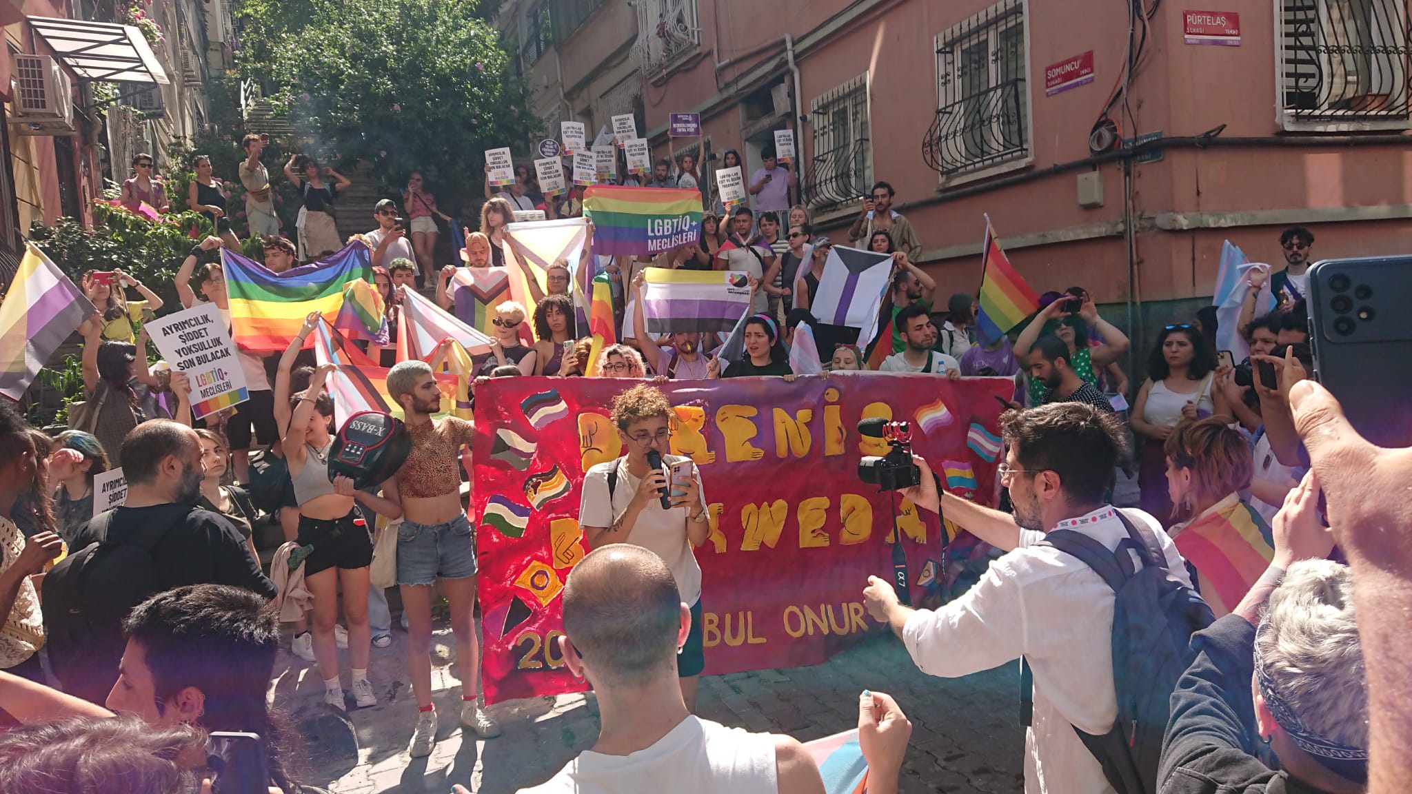 lgbti-larin-direnisi-polis-saldirisini-asti-onur-yuruyusu-cihangir-i-turladi-4 lgbti-larin-direnisi-polis-saldirisini-asti-onur-yuruyusu-cihangir-i-turladi-4