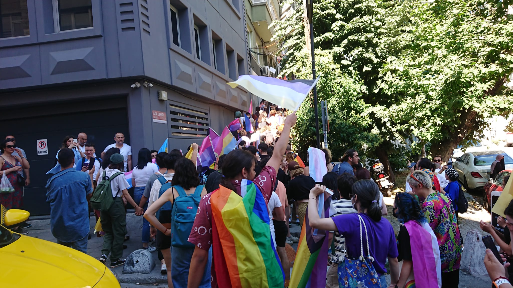 lgbti-larin-direnisi-polis-saldirisini-asti-onur-yuruyusu-cihangir-i-turladi-5 lgbti-larin-direnisi-polis-saldirisini-asti-onur-yuruyusu-cihangir-i-turladi-5