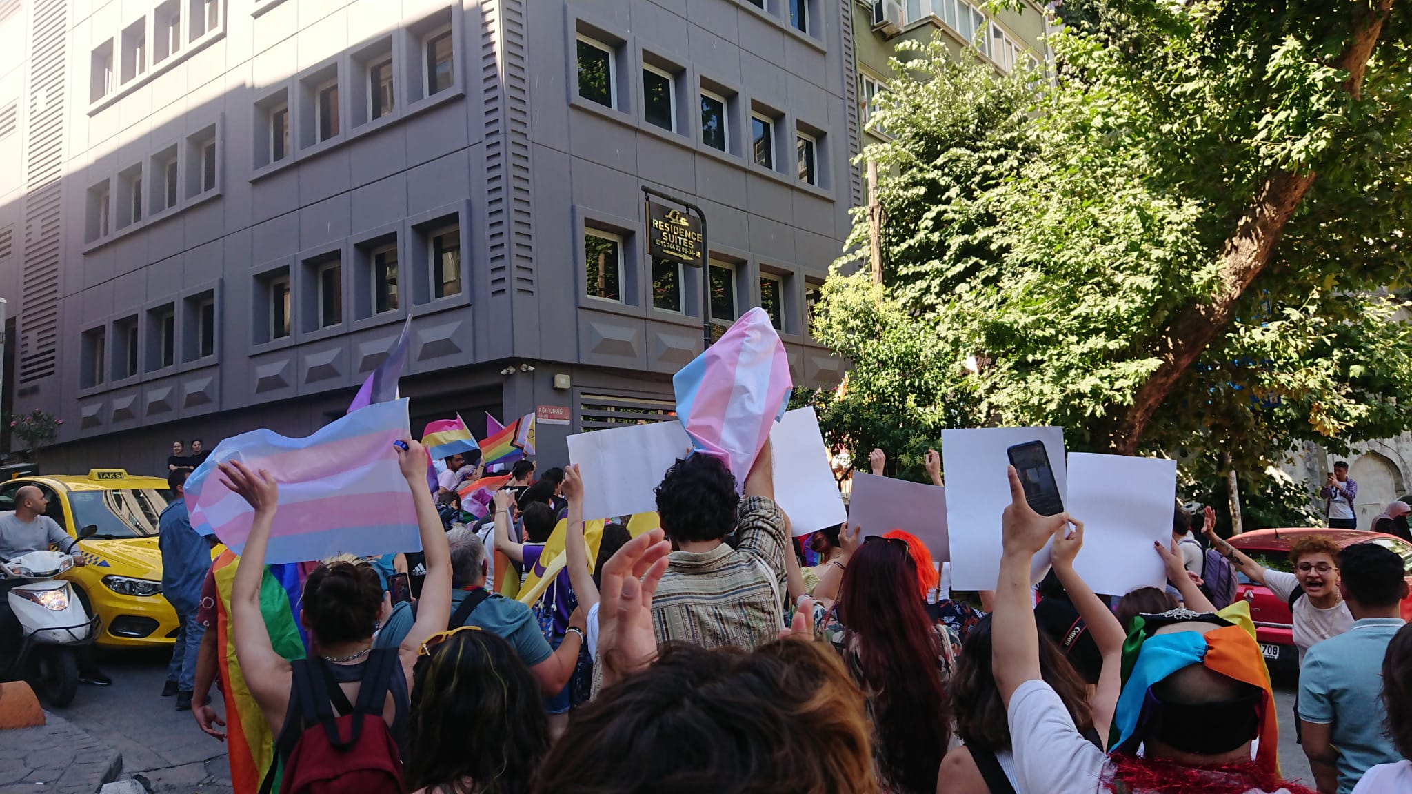 lgbti-larin-direnisi-polis-saldirisini-asti-onur-yuruyusu-cihangir-i-turladi-6 lgbti-larin-direnisi-polis-saldirisini-asti-onur-yuruyusu-cihangir-i-turladi-6