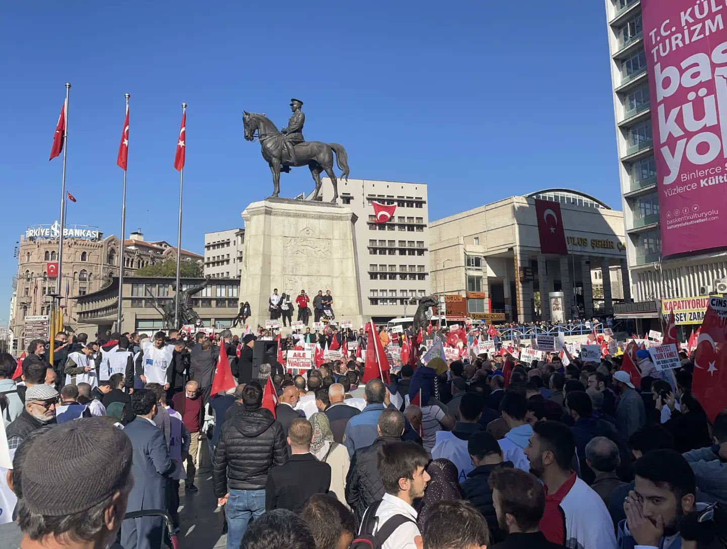 lgbti-larin-yurumesi-yasak-lgbti-dusmani-nefret-yuruyusu-serbest-1