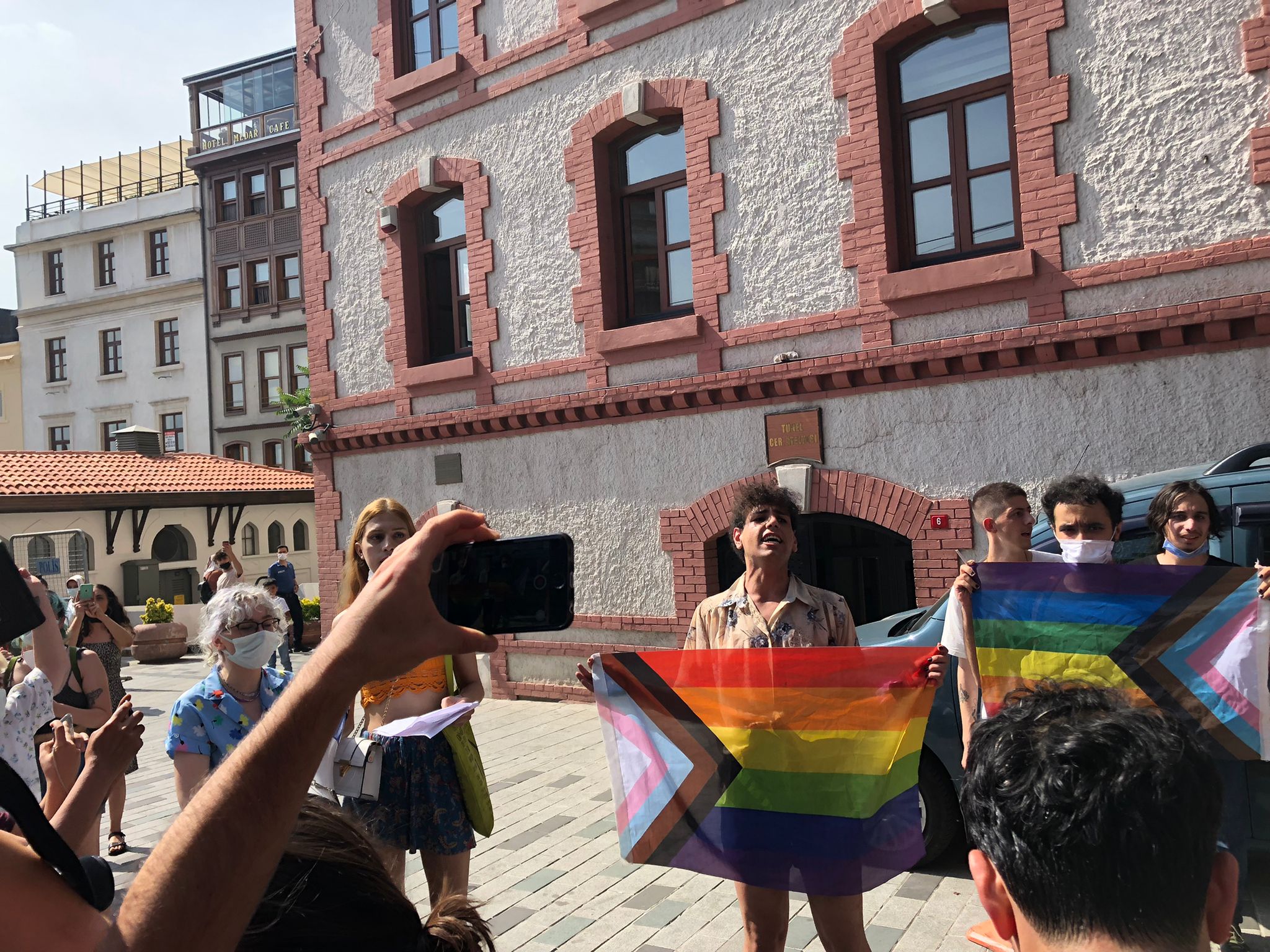 lgbti-onur-yuruyusu-polis-siddetini-asip-tunel-e-ulasti-3