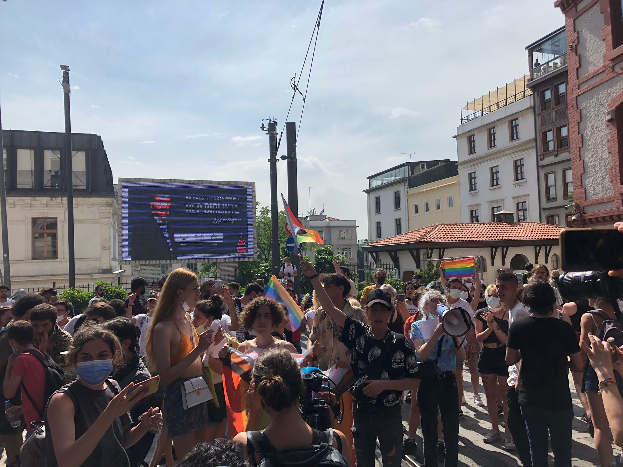 lgbti-onur-yuruyusu-polis-siddetini-asip-tunel-e-ulasti-4