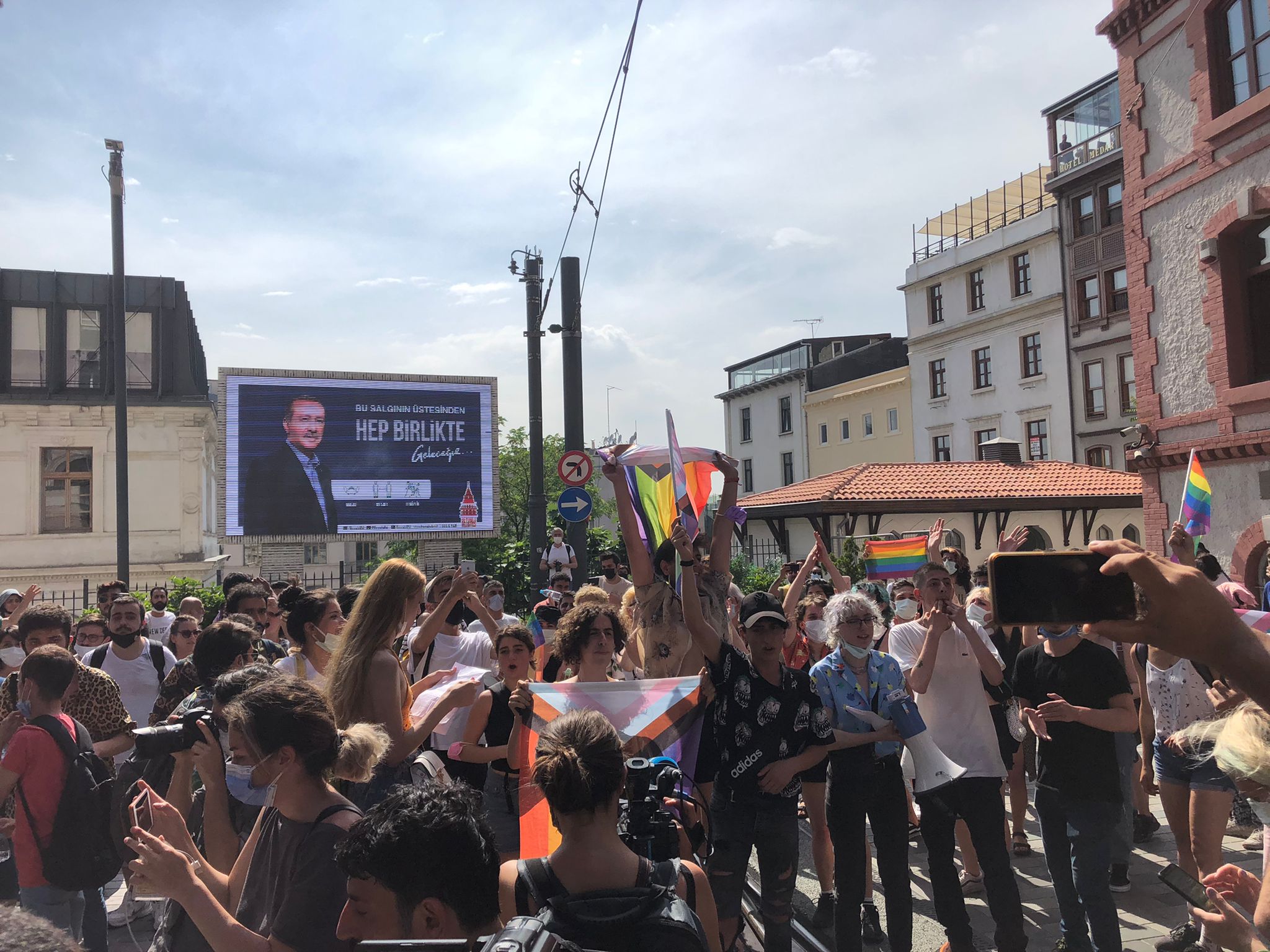 lgbti-onur-yuruyusu-polis-siddetini-asip-tunel-e-ulasti-5