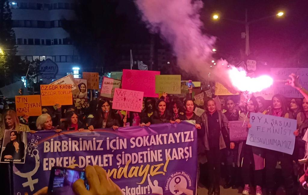 mersin-de-25-kasim-birbirimiz-icin-sokaktayiz-1