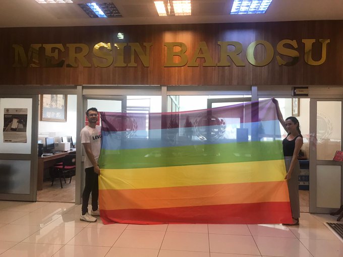 mersin-in-dort-bir-yaninda-gokkusagi-bayraklari-1