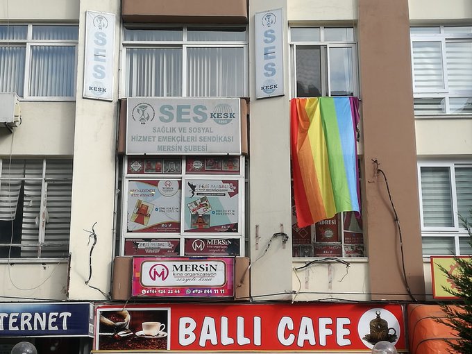 mersin-in-dort-bir-yaninda-gokkusagi-bayraklari-2