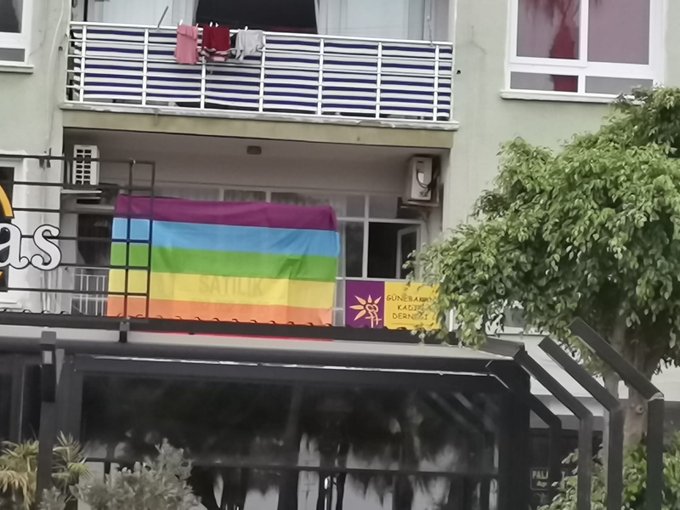 mersin-in-dort-bir-yaninda-gokkusagi-bayraklari-3