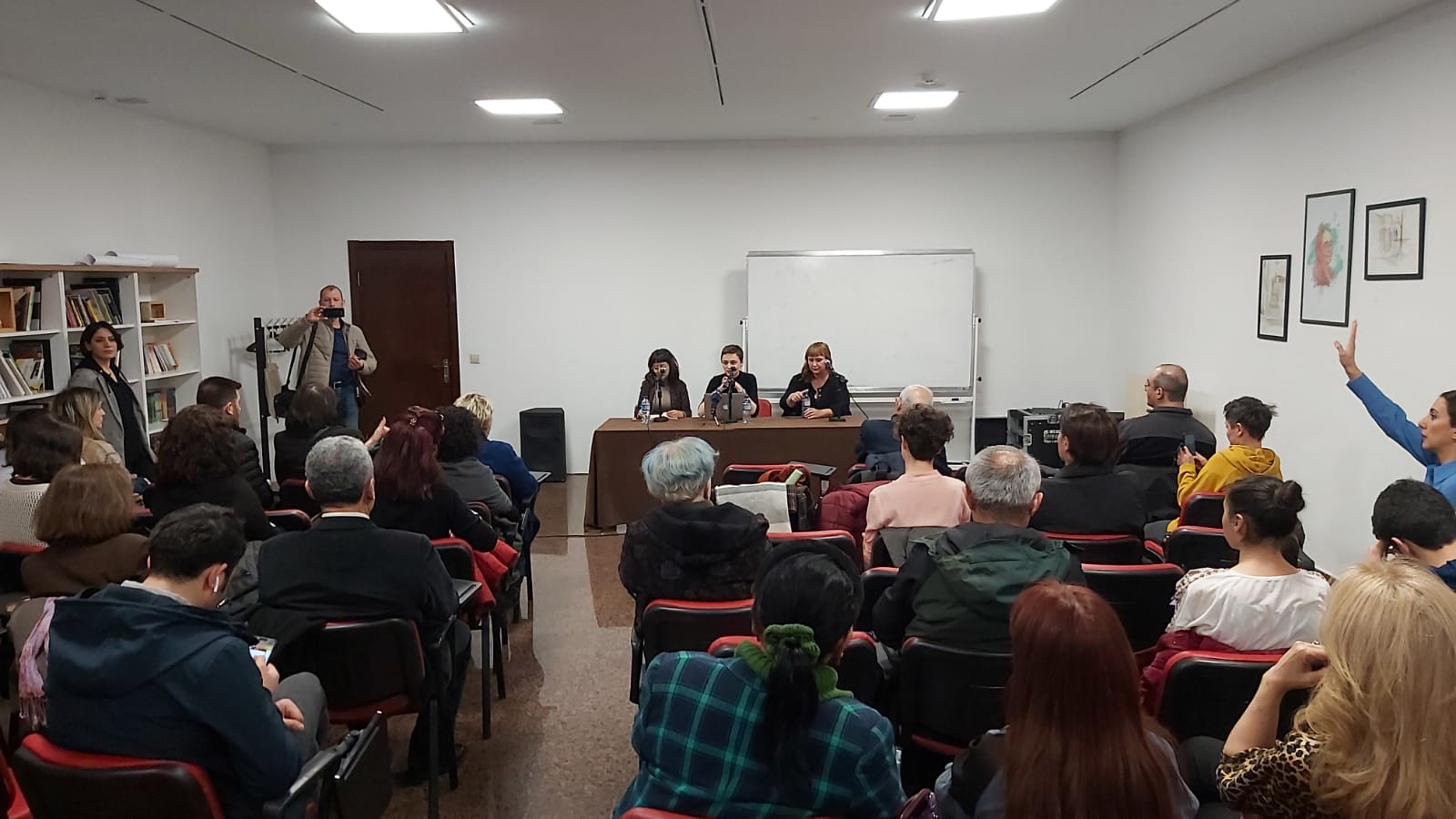 mizah-dusene-bir-tekme-daha-atmaz-1