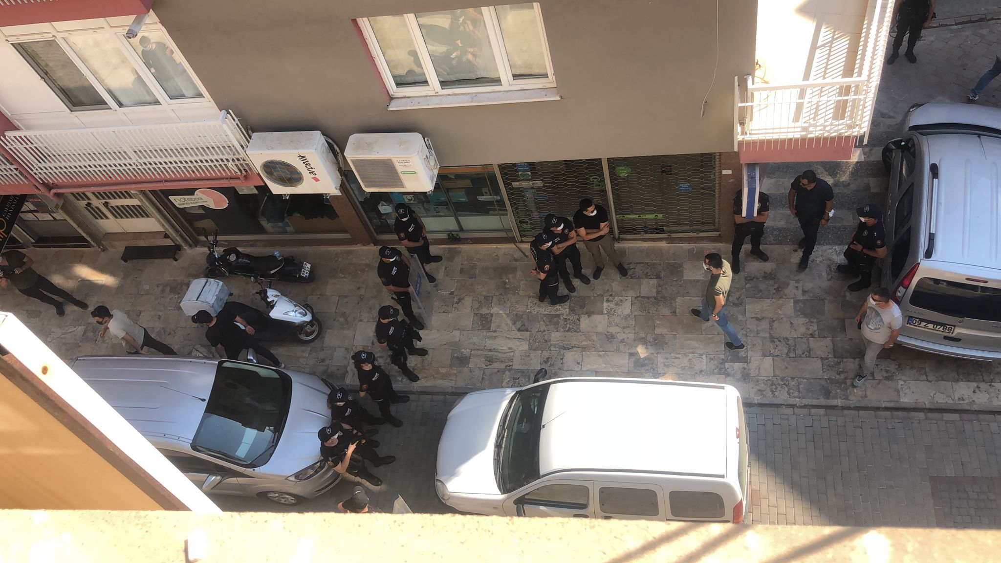 polis-1-aydin-lgbti-yuruyusu-nu-engelledi-1