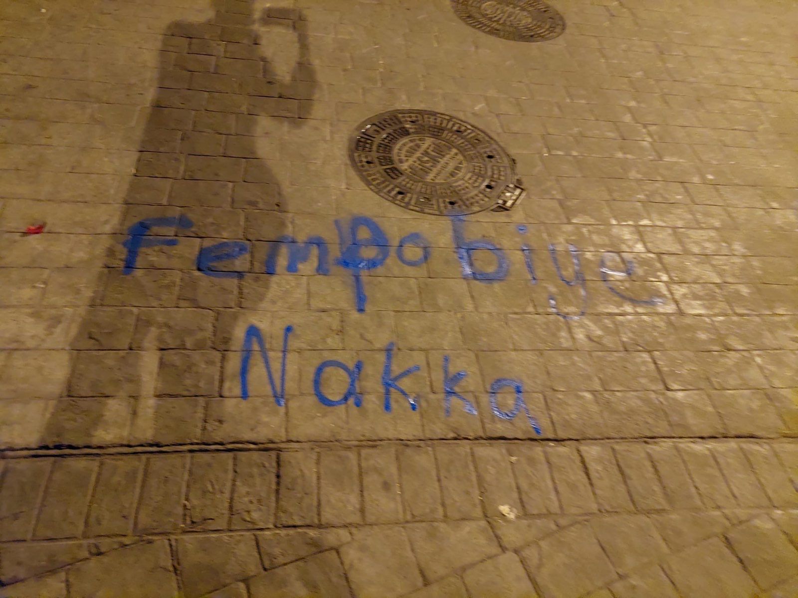 polis-ablukasindaki-beyoglu-nun-duvarlari-konusuyor-lubunya-direnirken-cok-guzelsin-1