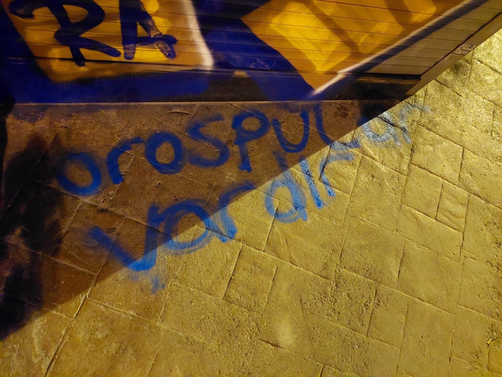 polis-ablukasindaki-beyoglu-nun-duvarlari-konusuyor-lubunya-direnirken-cok-guzelsin-10