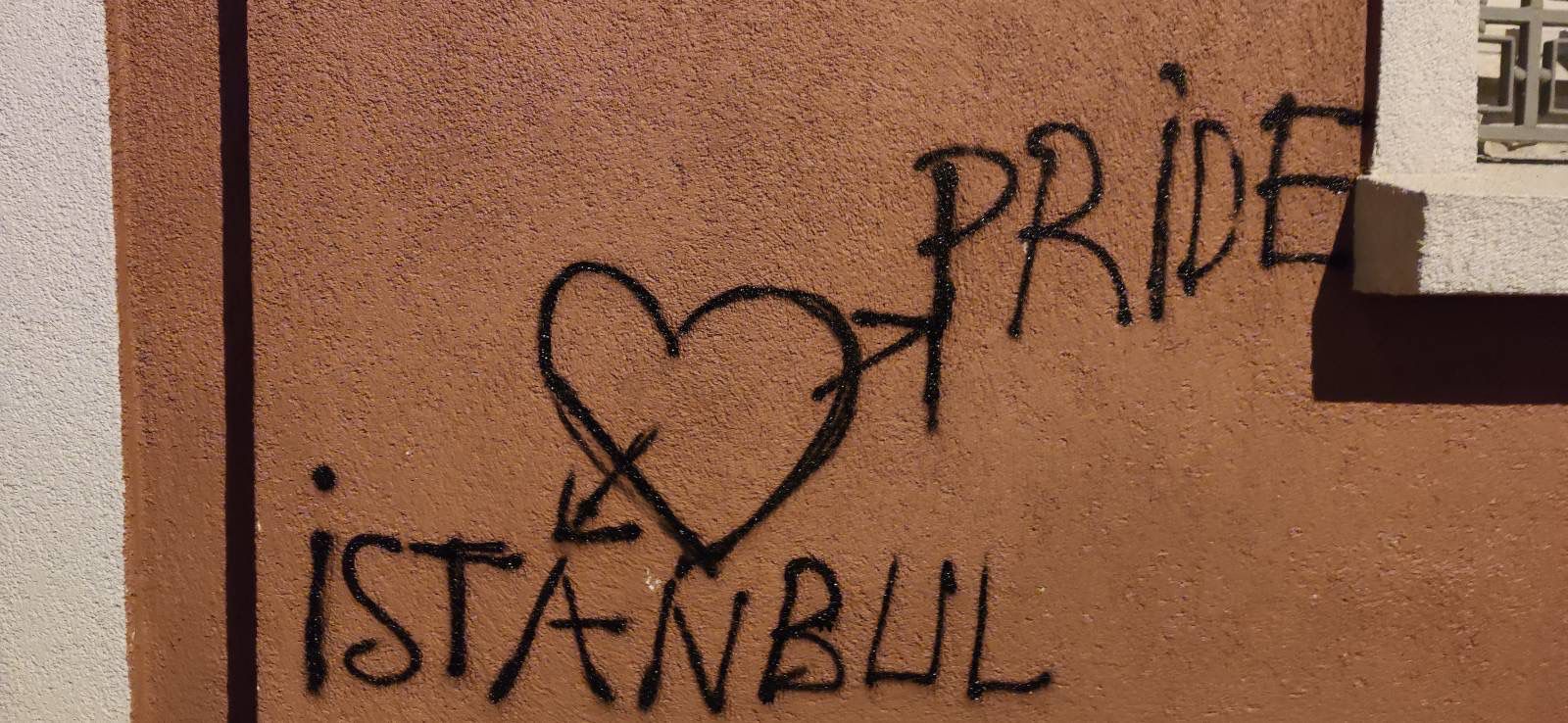 polis-ablukasindaki-beyoglu-nun-duvarlari-konusuyor-lubunya-direnirken-cok-guzelsin-3