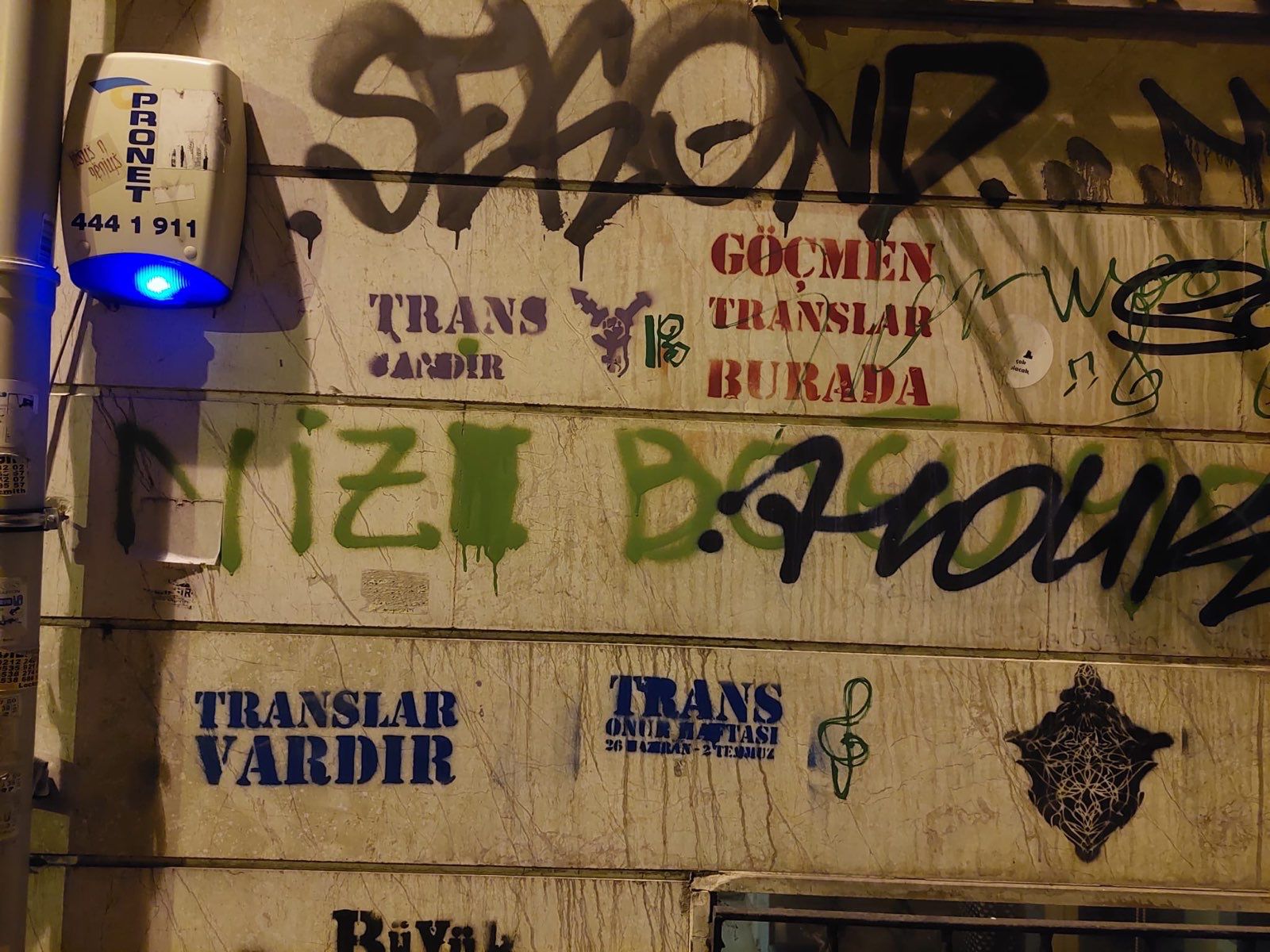 polis-ablukasindaki-beyoglu-nun-duvarlari-konusuyor-lubunya-direnirken-cok-guzelsin-5