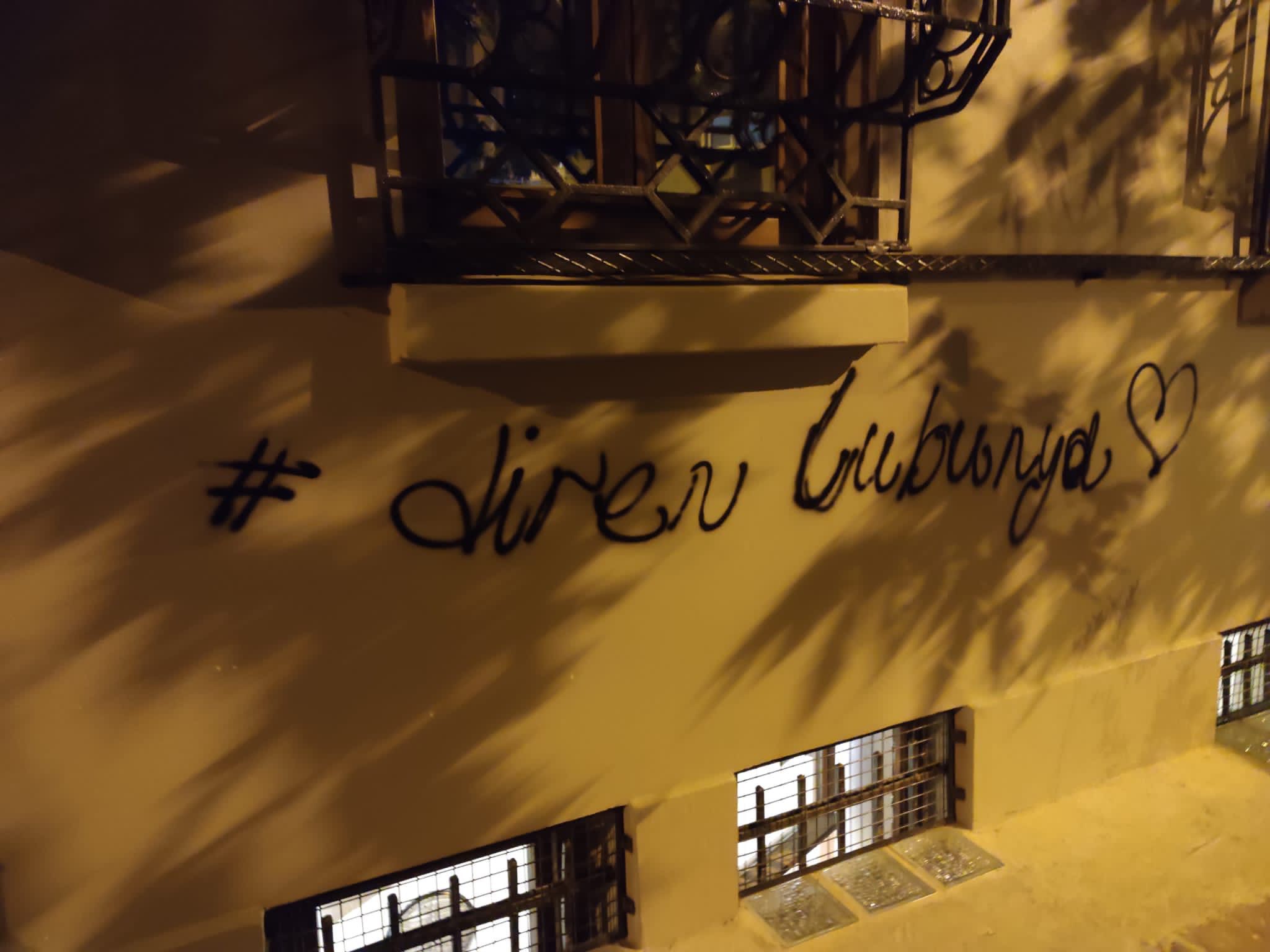 polis-ablukasindaki-beyoglu-nun-duvarlari-konusuyor-lubunya-direnirken-cok-guzelsin-8