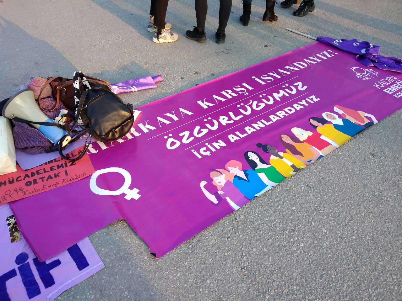 polis-adana-da-trans-feminizm-yazan-dovizi-mitinge-almadi-gokkusagi-renginde-coraba-bile-sorun-cikardi-2