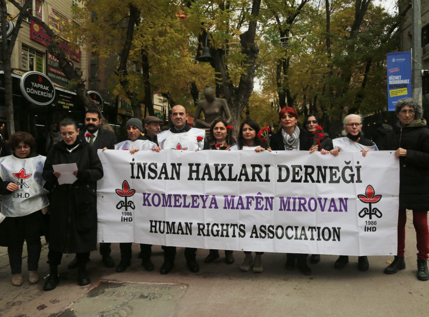 İHD Ankara, İnsan Hakları Anıtı önündeydi | Kaos GL - LGBTİ+ Haber Portalı Haber