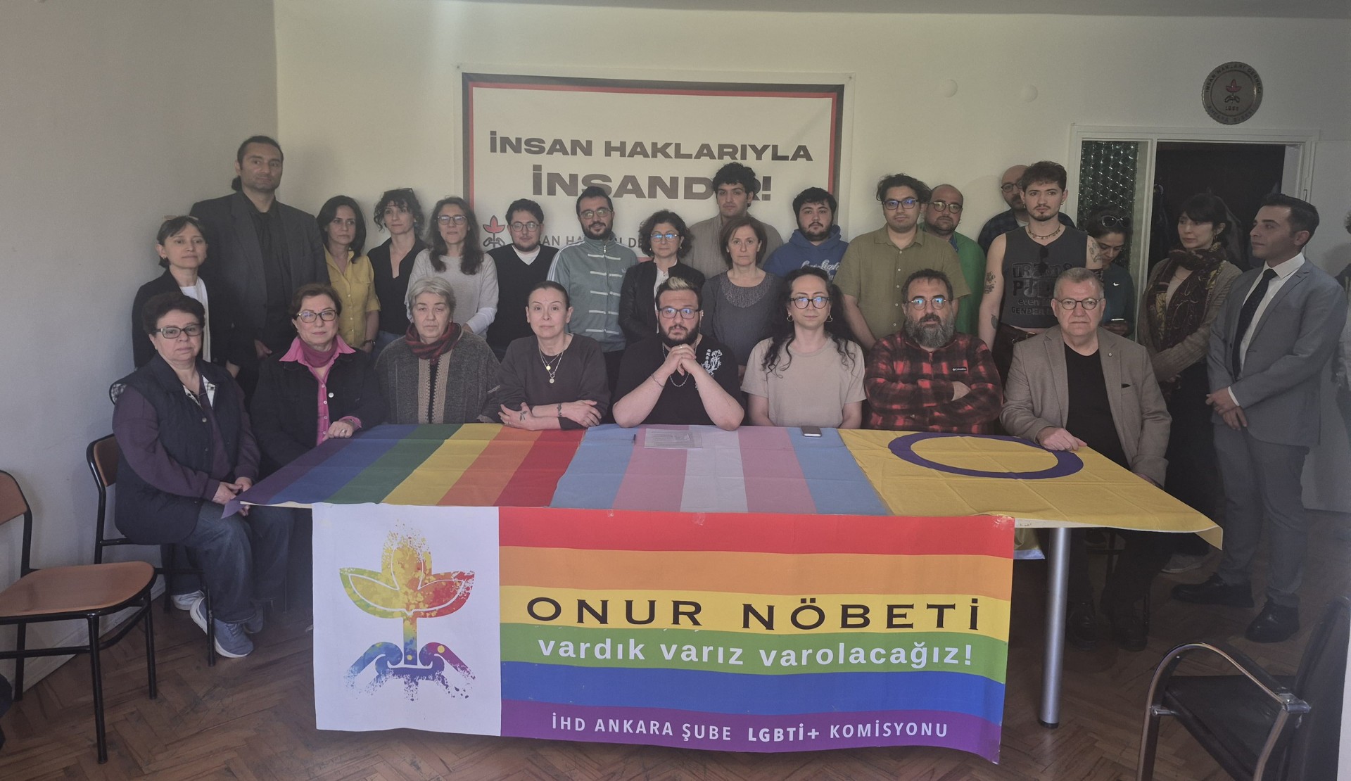 İHD’den Defne Güzel için Onur Nöbeti: “LGBTİ+ hak savunuculuğu yargılanamaz” Kaos GL - LGBTİ+ Haber Portalı