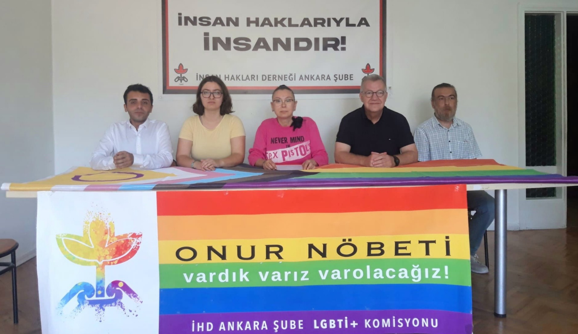 İHD’den Onur Nöbeti: “Ha Leylim’in yargı konusu yapılması, ifade özgürlüğüne ve toplumsal çeşitliliğe yönelen bir müdahaledir” Kaos GL - LGBTİ+ Haber Portalı
