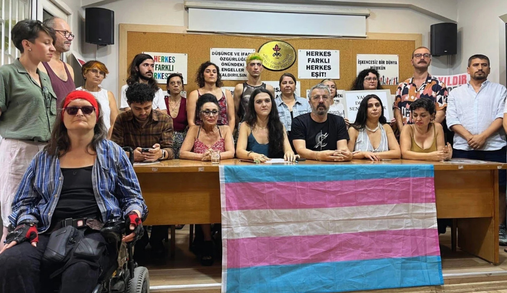 İHD’den trans öğretmen Zoe Lila için basın açıklaması: “Sonuna kadar Zoe’nin yanındayız” Kaos GL - LGBTİ+ Haber Portalı