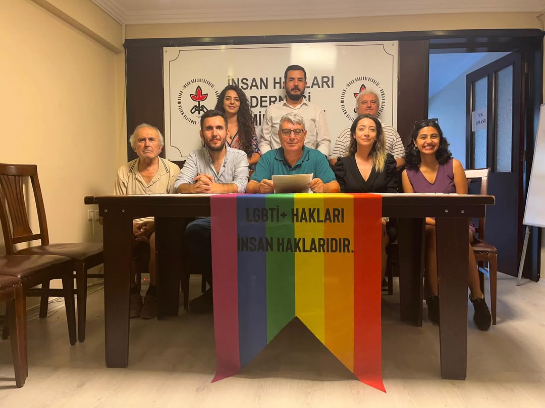 İHD İzmir Şubesi’nden Onur Ayı açıklaması: “LGBTİ+’ların onurlu bir yaşam sürme talepleri temel insan hakları kapsamındadır” Kaos GL - LGBTİ+ Haber Portalı