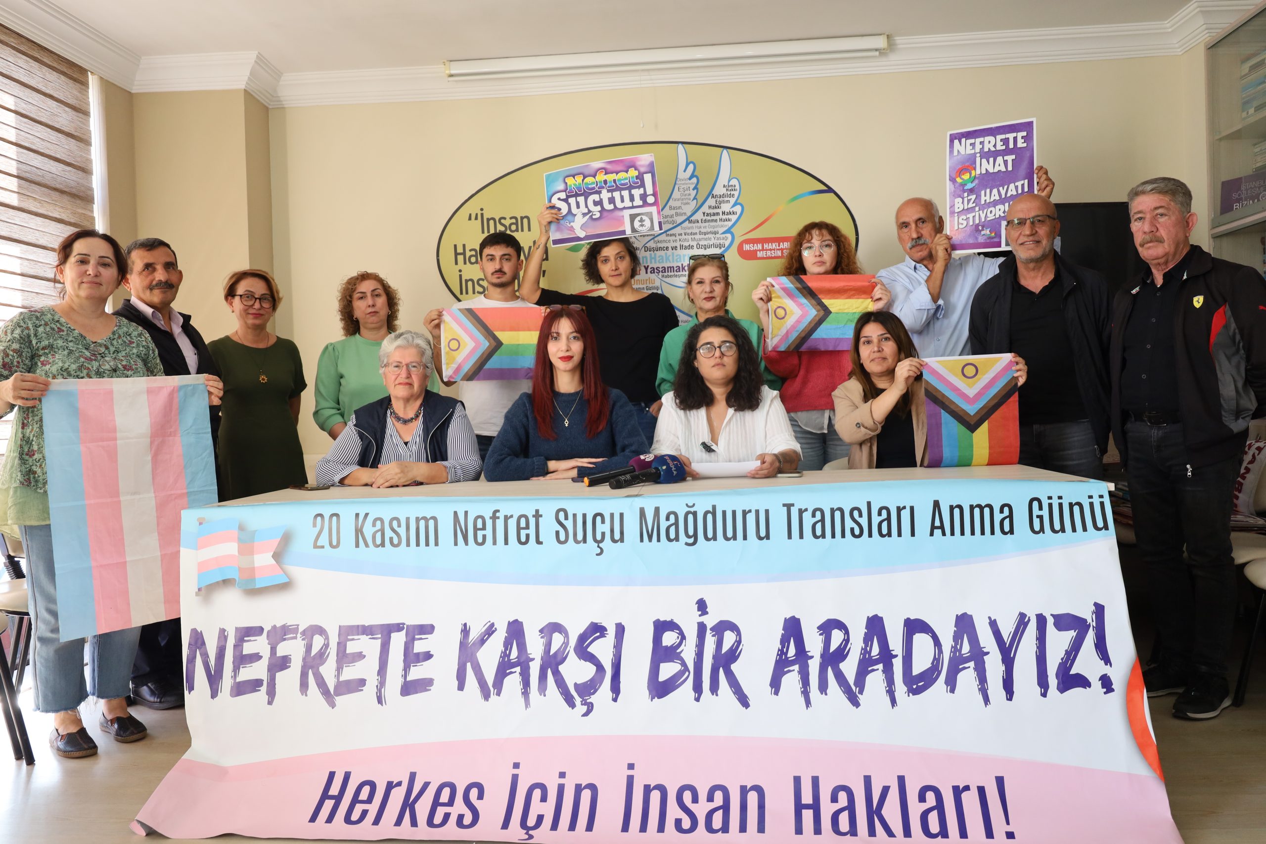 İHD Mersin Şube, nefret suçu mağduru transları andı: "Transların yanında konumlanmak daha eşit bir toplumdan yana açık bir irade beyanıdır" Kaos GL - LGBTİ+ Haber Portalı