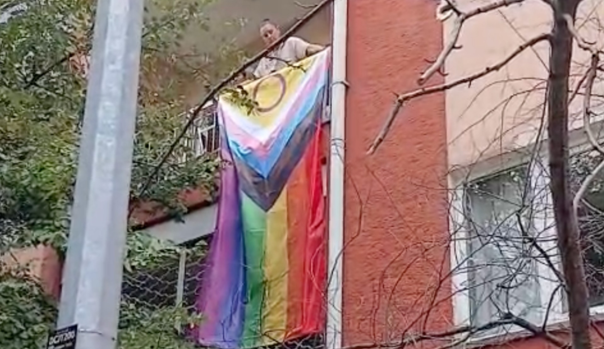 İnsan Hakları Derneği, “Ailem Güvende” operasyonuna karşı LGBTİ+ bayrağı dalgalandırdı Kaos GL - LGBTİ+ Haber Portalı
