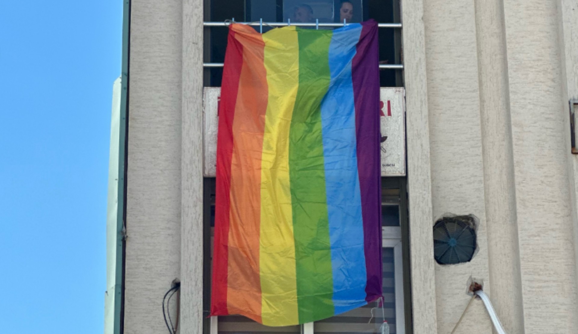 İnsan Hakları Derneği, Mersin’de Onur Ayı için gökkuşağı bayrağı dalgalandırdı | Kaos GL - LGBTİ+ Haber Portalı