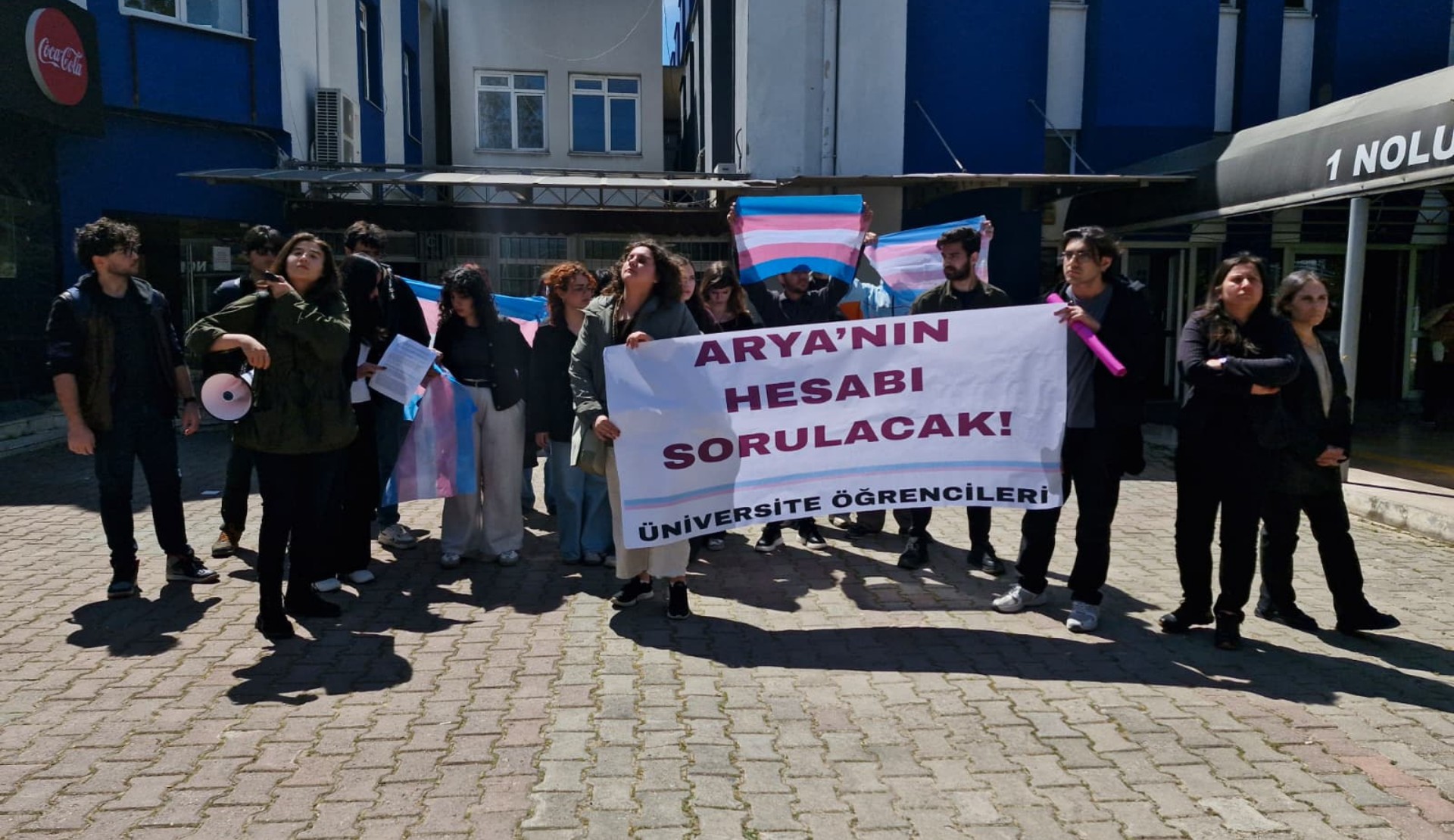 İntihar eden trans öğrenci Arya için Ege Üniversitesi’nde açıklama: "Trans olmamızın bedelini hayatımızla ödemek istemiyoruz" Kaos GL - LGBTİ+ Haber Portalı