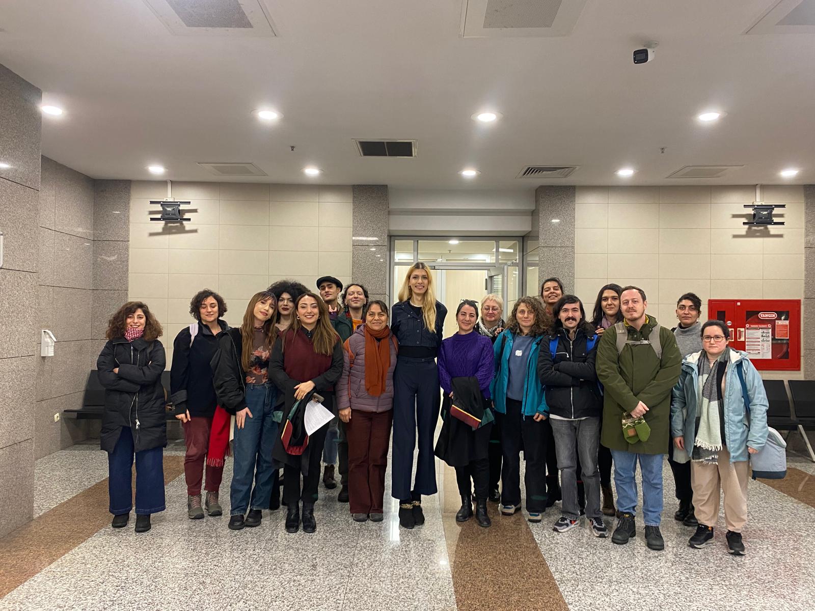 İris Mozalar, “cumhurbaşkanına hakaret”ten hakim karşısındaydı: “Ben henüz iki yaşındayken iktidara gelmiş bir partinin genel başkanını nasıl mağdur edebilirim?” Kaos GL - LGBTİ+ Haber Portalı