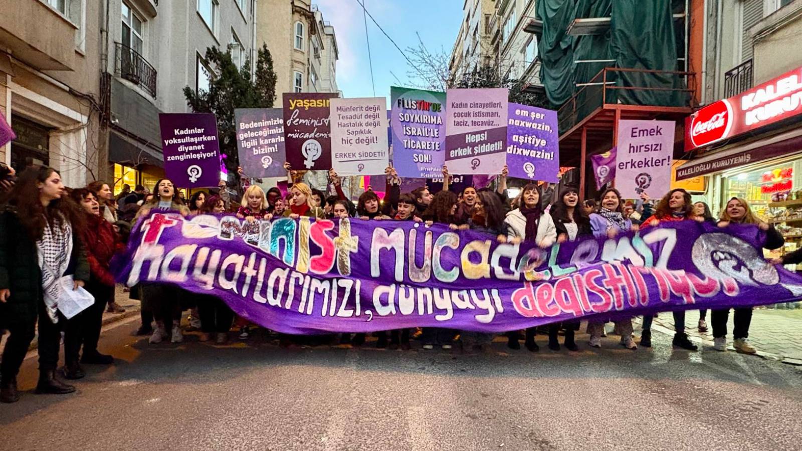 İstanbul'da 8 Mart: Kadınlar ve LGBTİ+'lar tüm engellere rağmen yürüdü; en az 5 gözaltı! Kaos GL - LGBTİ+ Haber Portalı