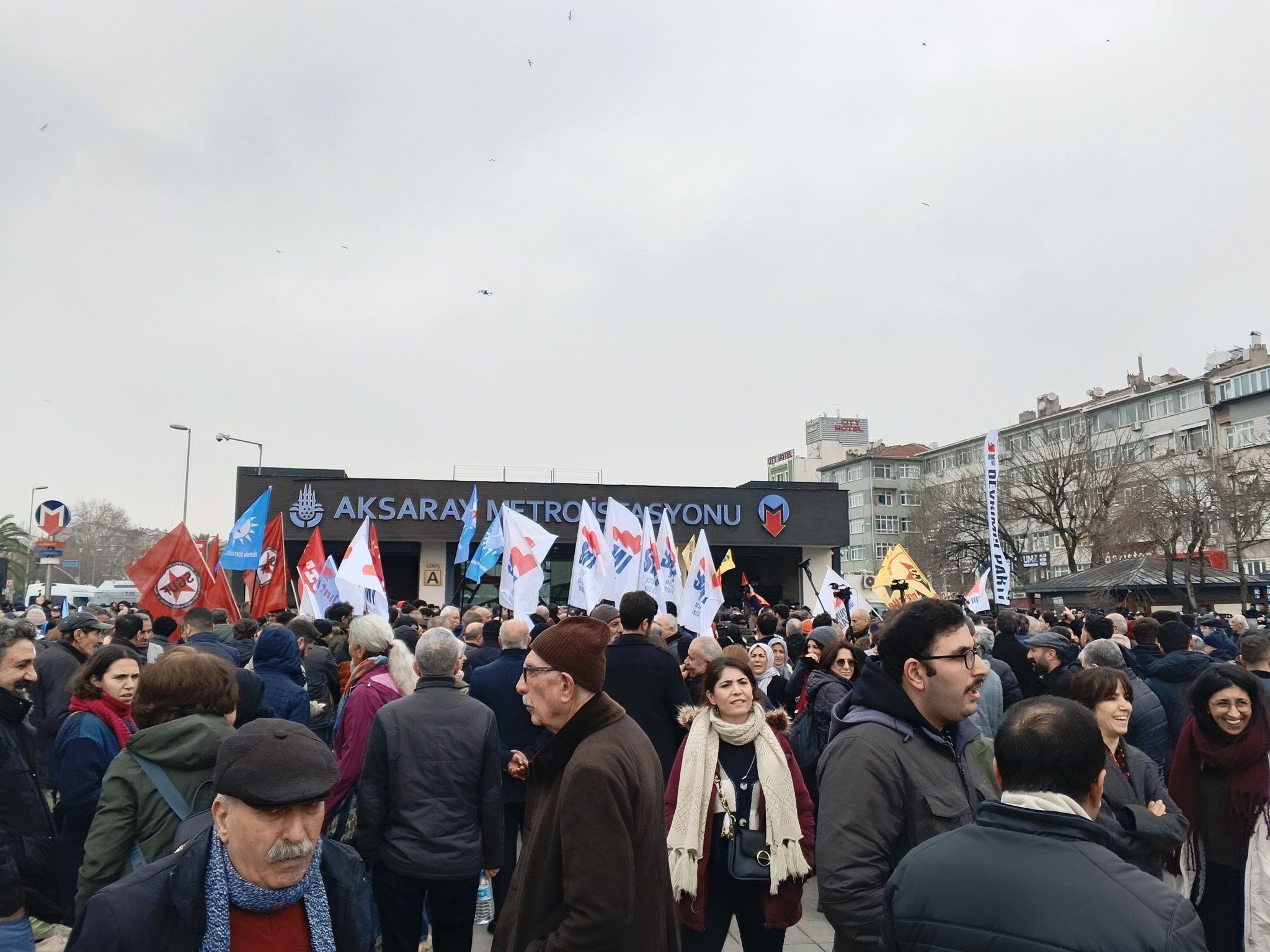 İstanbul’da Rojava yürüyüşüne polis saldırdı: Trans Pride aktivisti Yusuf gözaltında! | Kaos GL - LGBTİ+ Haber Portalı Haber