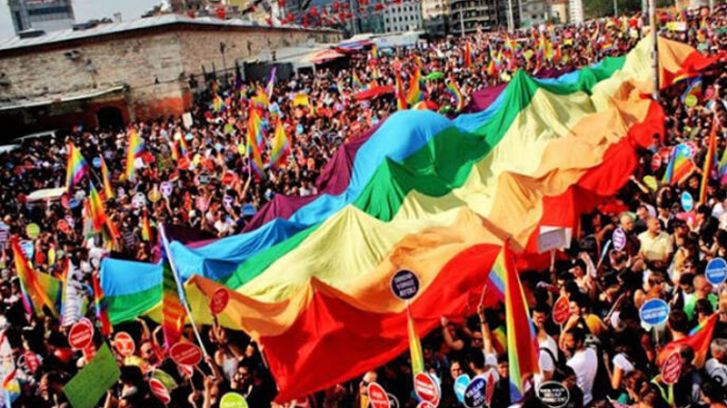İstanbul Onur Haftası Komitesi: “Bu günlerin geçeceğine, on binler olarak Taksim’de yürüyebileceğimize inanıyoruz” Kaos GL - LGBTİ+ Haber Portalı