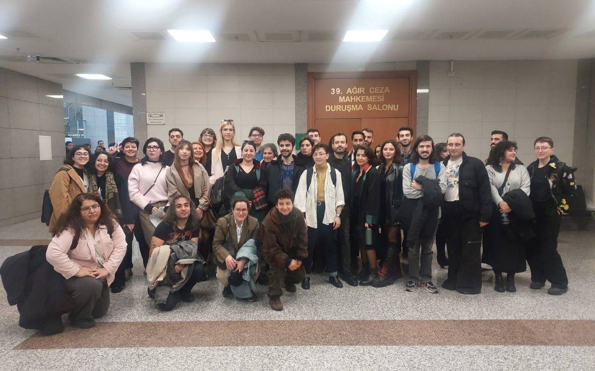 İstanbul Onur Yürüyüşü davası: Duruşma salonu önüne polis yığıldı, adliye personeli LGBTİ+’larla dalga geçti Kaos GL - LGBTİ+ Haber Portalı