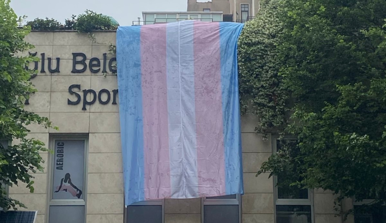 İstanbul Trans+ Onur Haftası Komitesi, Cihangir’de trans bayrağı dalgalandırdı Kaos GL - LGBTİ+ Haber Portalı