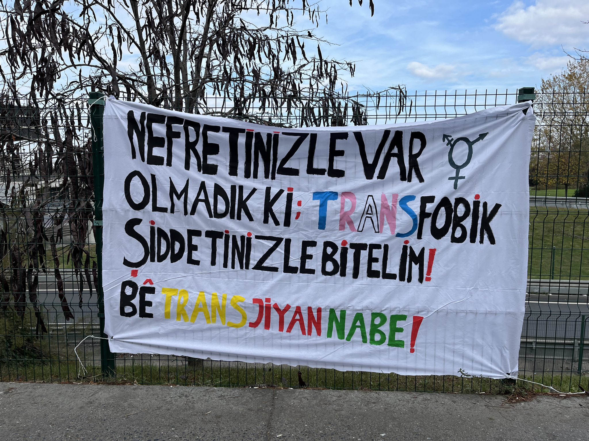 İstanbul Trans Onur Haftası Komitesi, Okmeydanı’nda pankart astı: “Bê trans jiyan nabe” | Kaos GL - LGBTİ+ Haber Portalı Haber