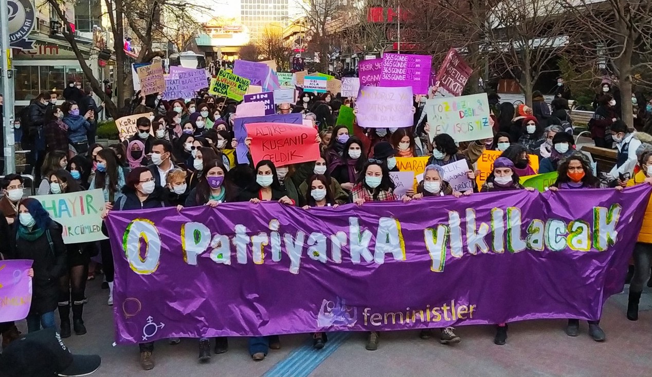 İşyerlerinden lezbiyen, biseksüel ve trans kadınların isyanı: Sürekli diken üstünde hissetmek… Kaos GL - LGBTİ+ Haber Portalı