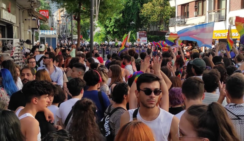 İzmir 10. LGBTİ+ Onur Yürüyüşü başladı! | Kaos GL - LGBTİ+ Haber Portalı Haber