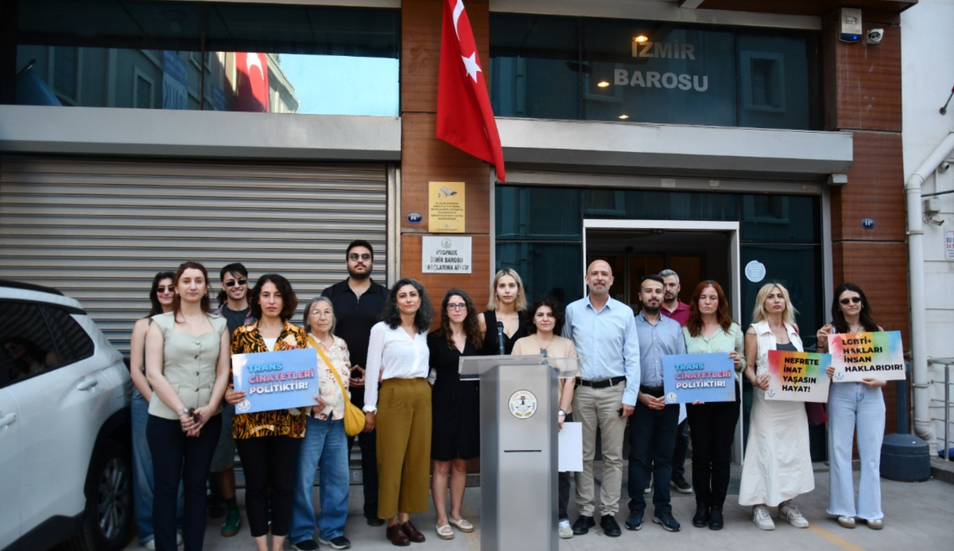 İzmir Barosu: “LGBTİ+’ların eşit yurttaşlık mücadelelerinde yanlarında durmaya devam edeceğiz” Kaos GL - LGBTİ+ Haber Portalı