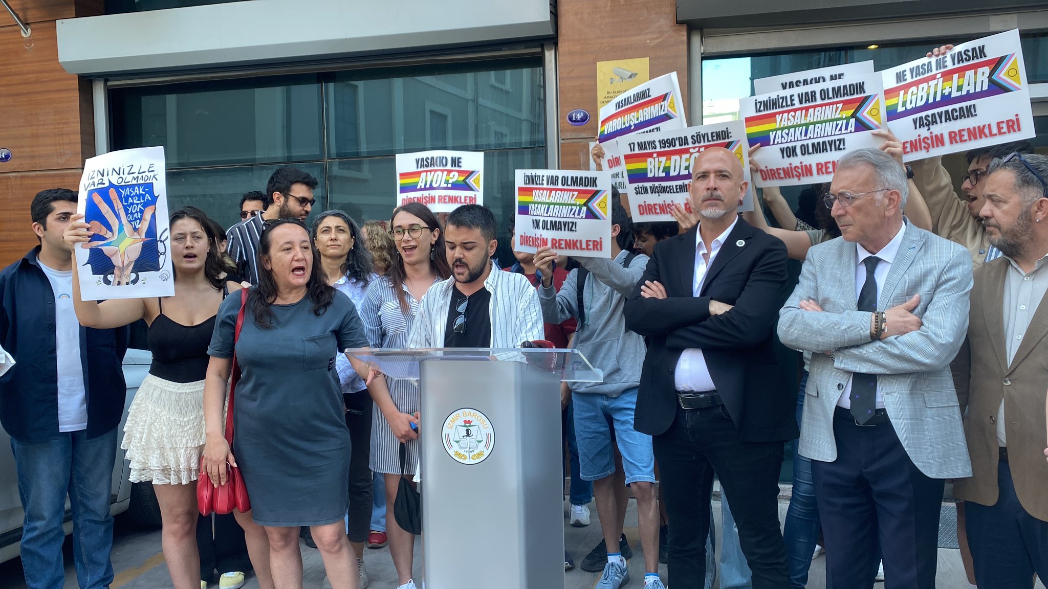 İzmir Barosu’ndan 17 Mayıs açıklaması: “LGBTİ+’lar var olacak ve nefretinize boyun eğmeyecek” | Kaos GL - LGBTİ+ Haber Portalı Haber