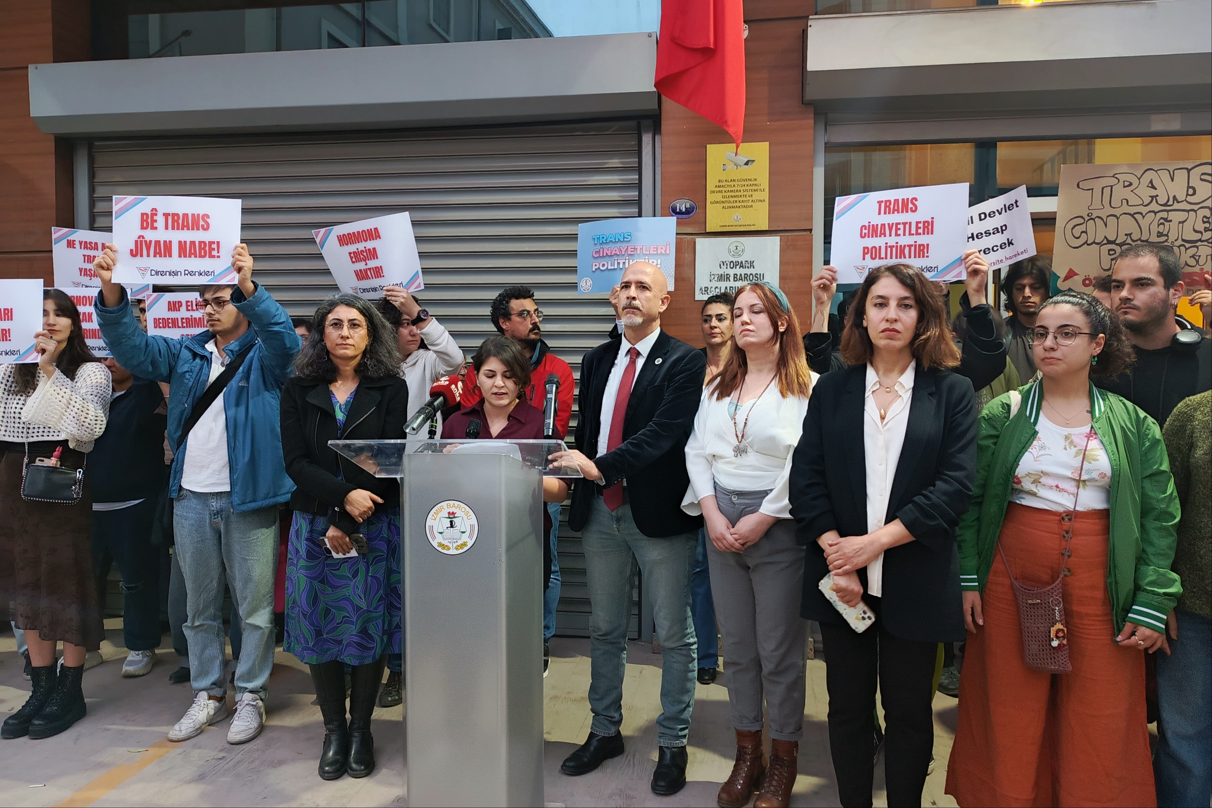 İzmir'de 20 Kasım anması: "Yaşam hakkımız ve onurumuz için mücadelemiz sürecek!" Kaos GL - LGBTİ+ Haber Portalı