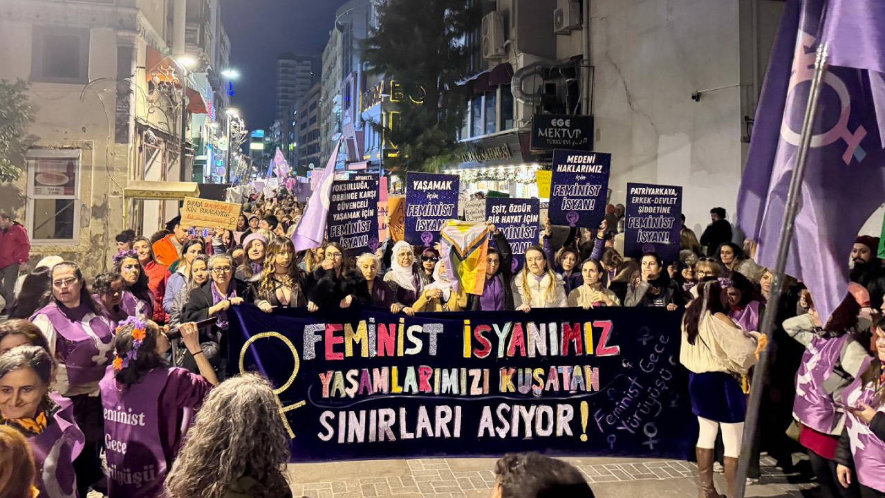 İzmir'de 8 Mart: Polis, LGBTİ+ bayrağına saldırmaya çalıştı, tüm engellere rağmen alanda gökkuşağı renkleri dalgalandı! Kaos GL - LGBTİ+ Haber Portalı