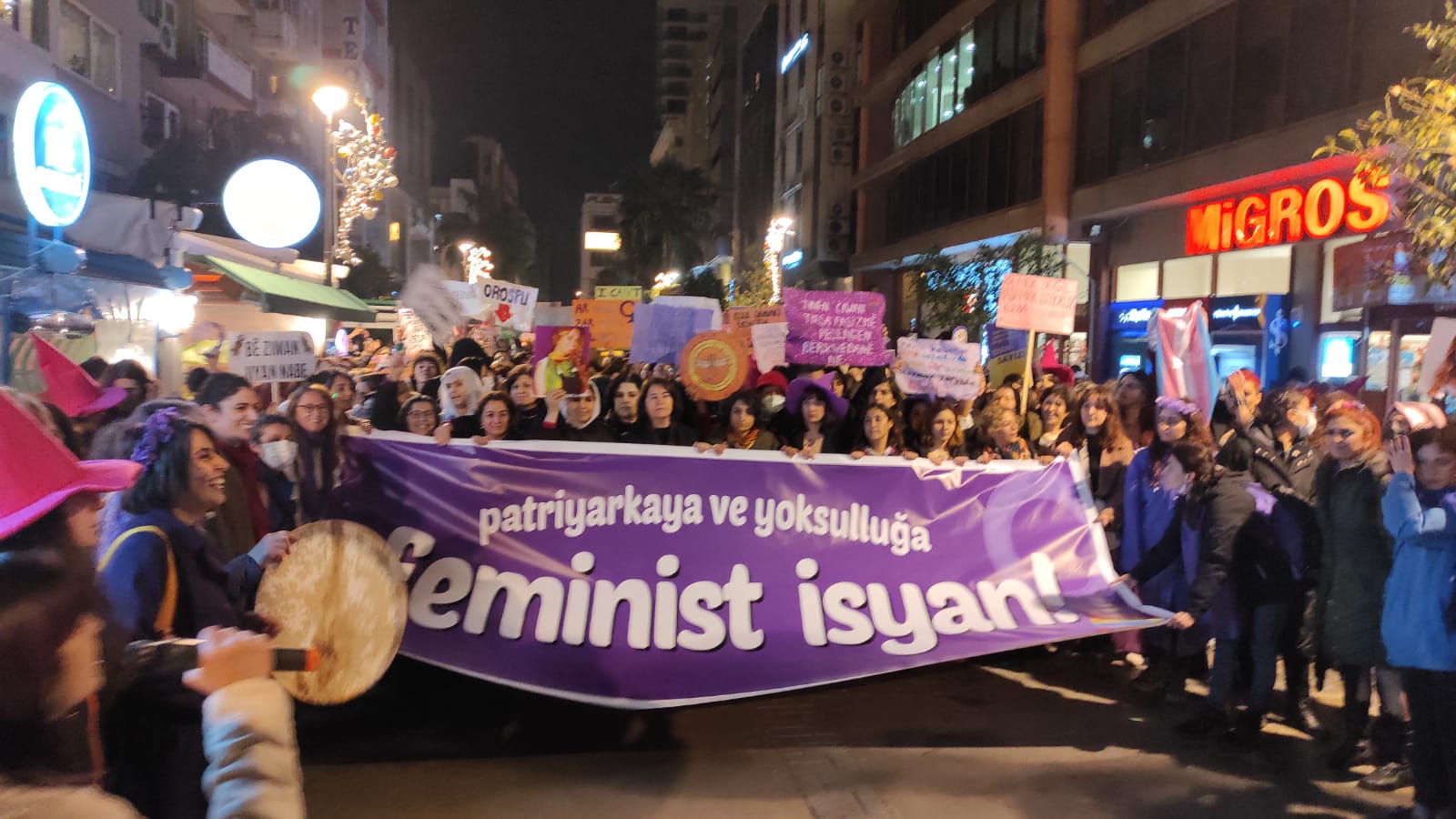 İzmir’de barikata yıkık diyorlar: Feminist Gece Yürüyüşü | Kaos GL - LGBTİ+ Haber Portalı Haber
