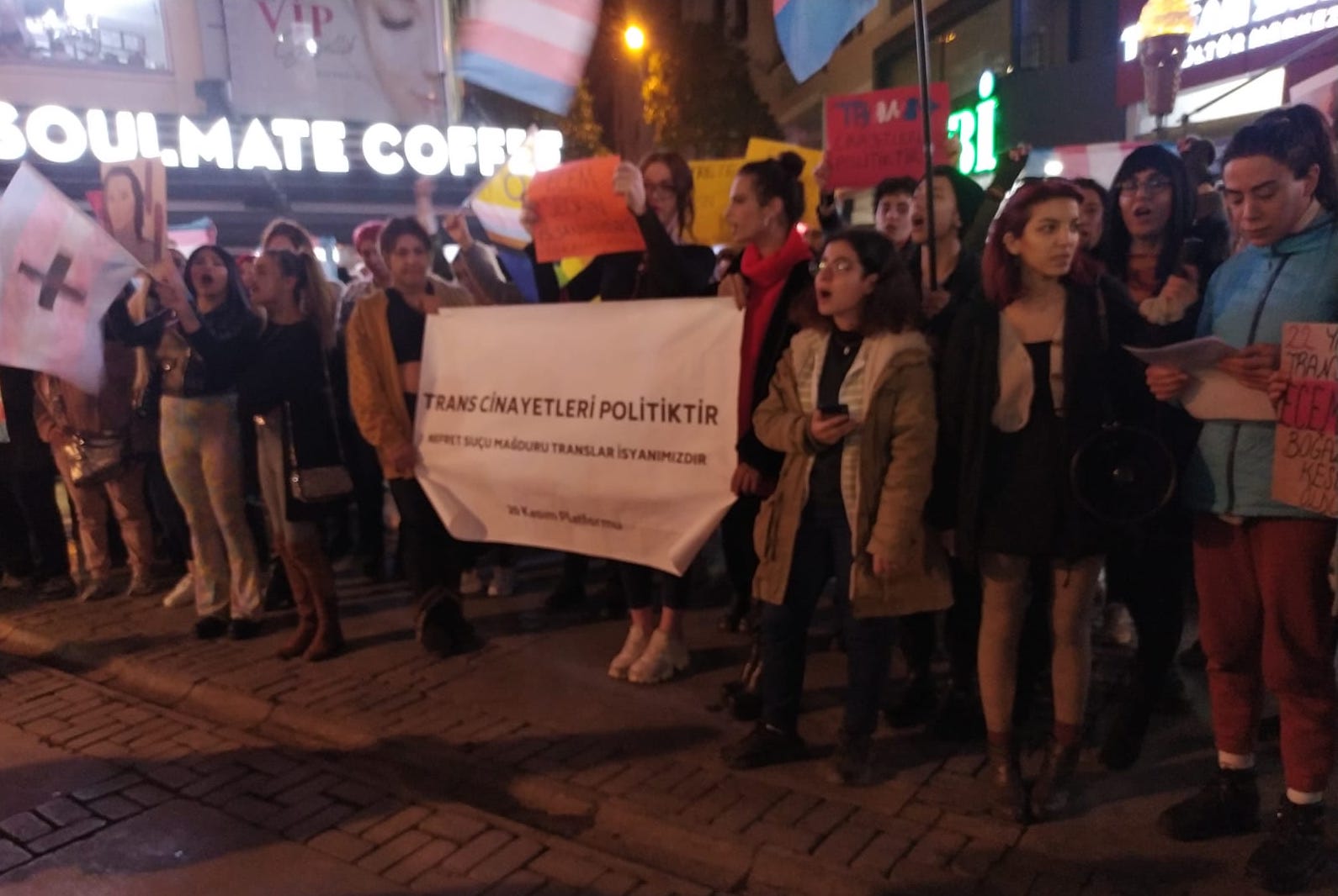 İzmir’de Ecem Seçkin için eylem: Nefret büyüyor, devlet koruyor Kaos GL - LGBTİ+ Haber Portalı