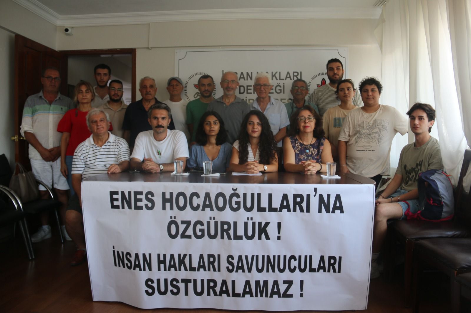 İzmir’de Enes Hocaoğulları için basın açıklaması: “Derhal serbest bırakılsın” | Kaos GL - LGBTİ+ Haber Portalı Haber