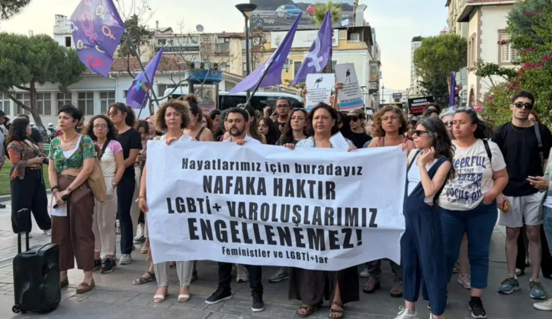 İzmir’de kadınlar ve LGBTİ+’lar yargı paketine karşı sokaklardaydı: “LGBTİ+’ların varoluşunu pazarlık konusu yaptırmayacağız” | Kaos GL - LGBTİ+ Haber Portalı