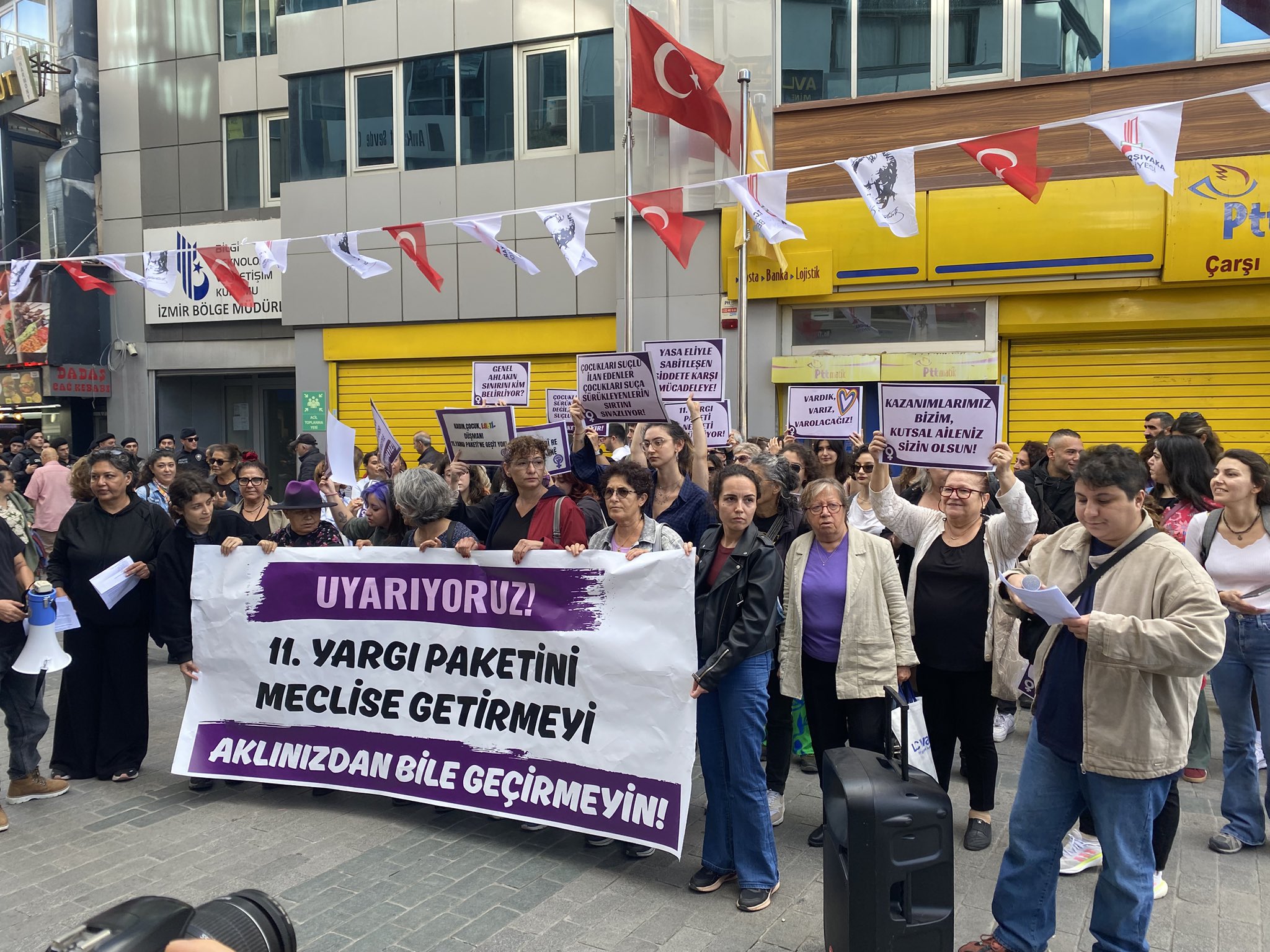 İzmir’de kadınlar ve LGBTİ+’lar yargı paketine karşı sokaktaydı: “Halk düşmanı 11. Yargı Paketi’nin karşısında birlikte duralım” | Kaos GL - LGBTİ+ Haber Portalı Haber