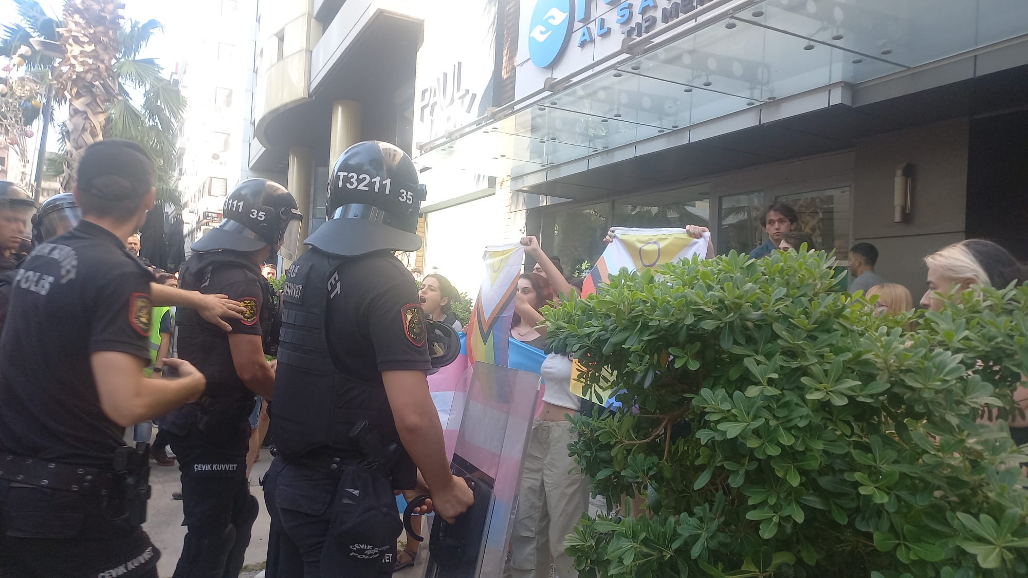 İzmir’de polis saldırdı, lubunyalar direndi | Kaos GL - LGBTİ+ Haber Portalı Haber
